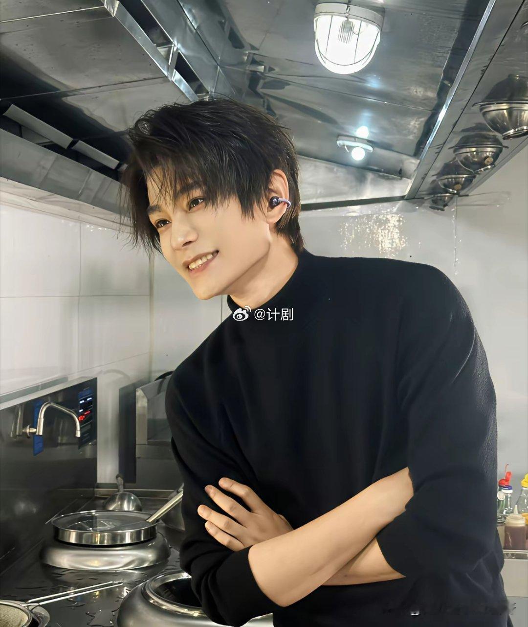 上网一查丁禹兮这人有点怪抽烟、喝酒、谈吐不雅这些通通与他无关​这人简直就是个宝藏