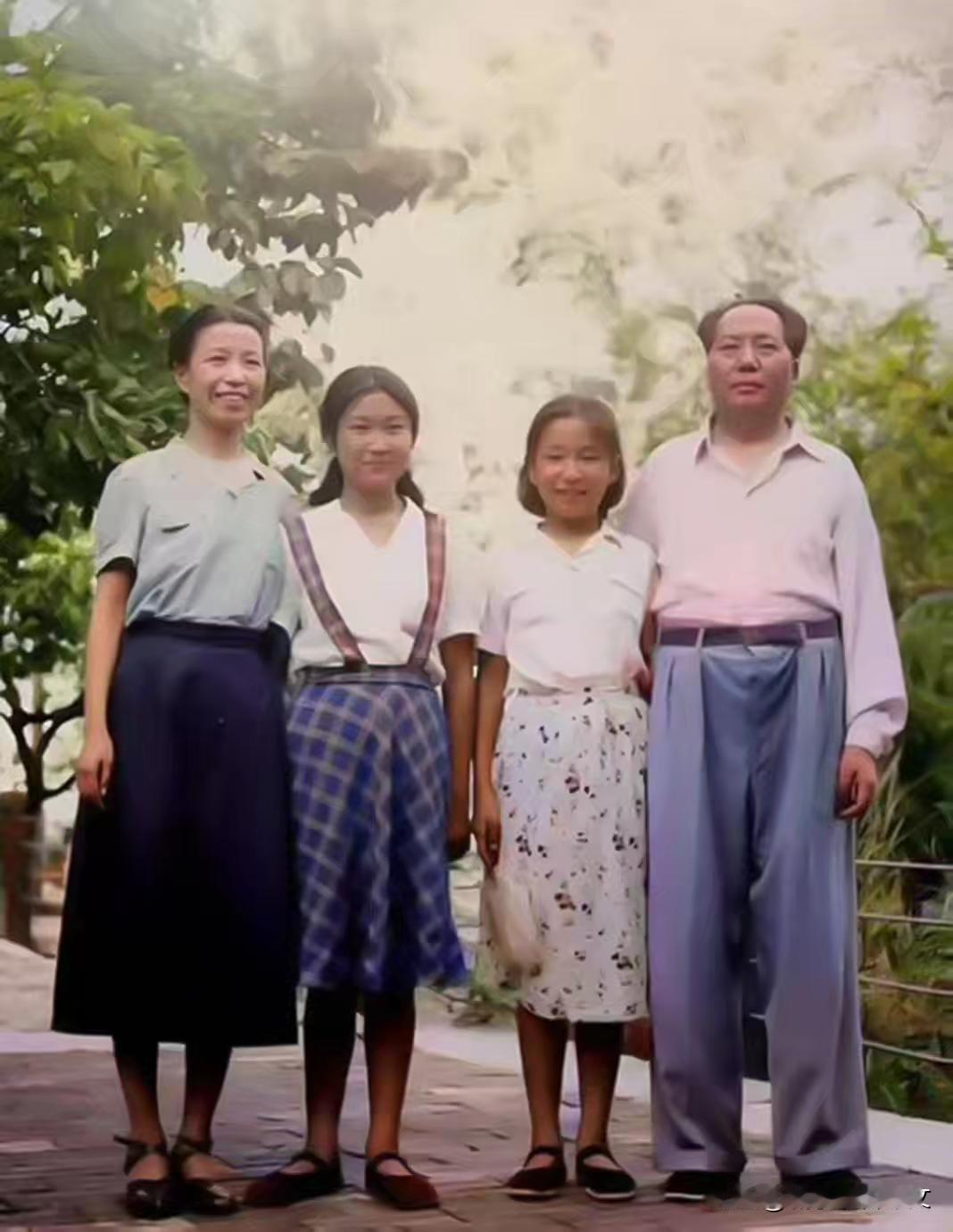 历史时光伟人一家温馨合影，1953年，毛主席与女儿李敏、李讷在北京玉泉山的珍贵