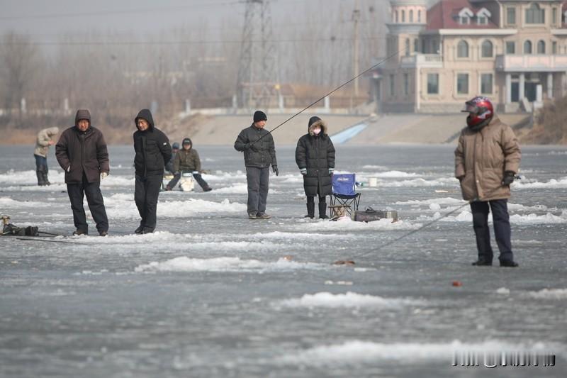 【13岁女孩冰窟救人！学校为她申报见义勇为】12月7日，山东济南。一名5岁男
