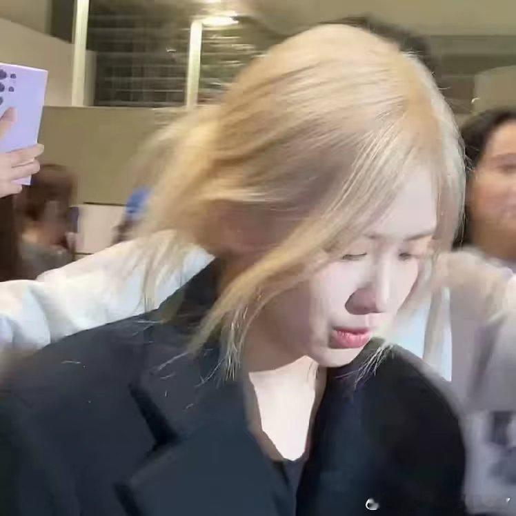 来自朴彩英的清冷感#ROSÉ#​