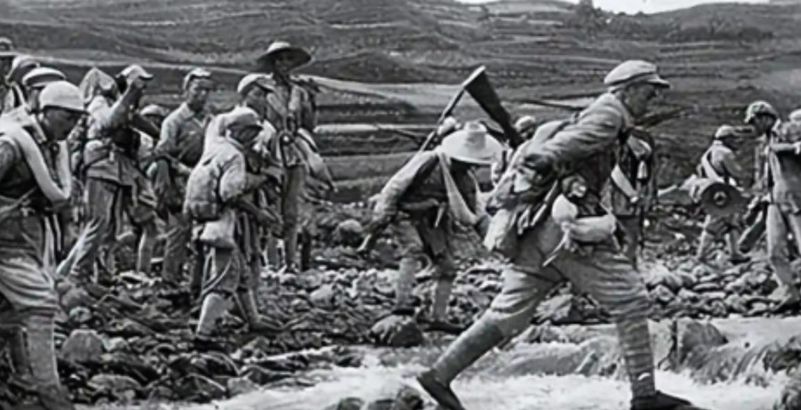 1951年，一群志愿军在撤退时，猛然发现眼前狭隘的山谷中，竟出现了成千上万个美军