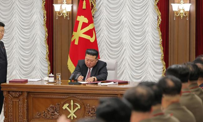 军队腐败，朝鲜通报。7月11日，朝鲜官方正式通报，朝鲜少将朴喜哲被查。金正恩