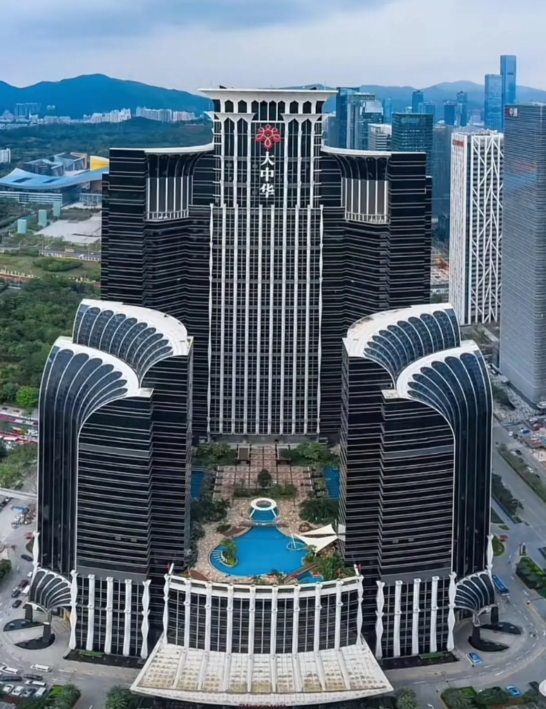 它是世界十大最丑地标建筑之一，同时也是深圳网红地标之一，它坐落于深圳福田中心区域
