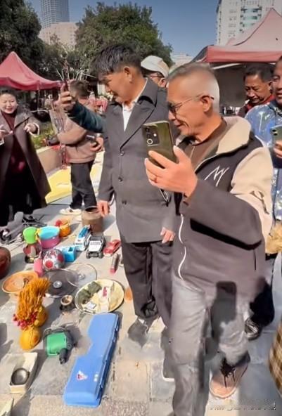 大衣哥朱之文现身徐州古玩市场，一现身就被众多粉丝包围，大衣哥朱之文对古玩很感兴趣