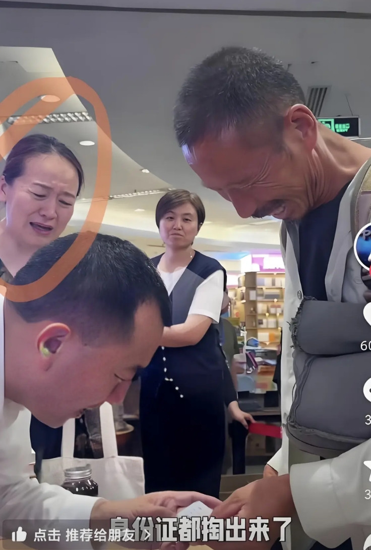 天底下还是善良的人多陈行甲躬身给濮阳大叔签名我没意外大叔的朴实好读书我也