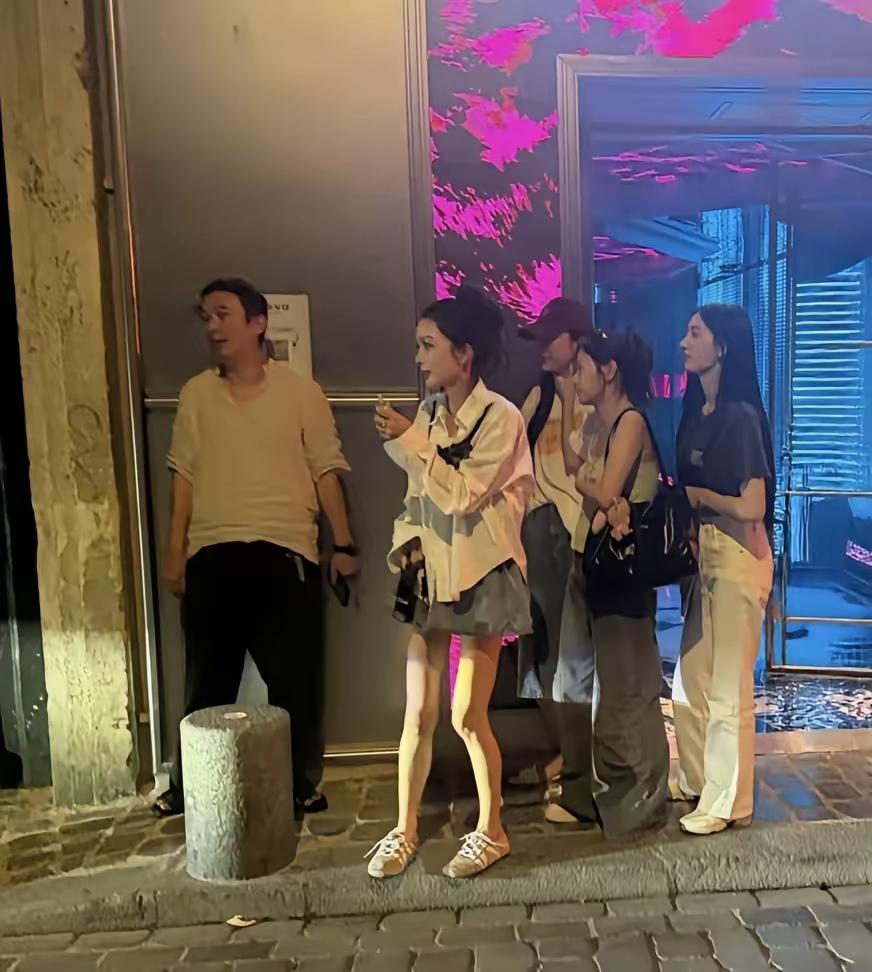 小王是中国最潇洒的富二代，他什么都不用做，只需要吃喝玩乐。