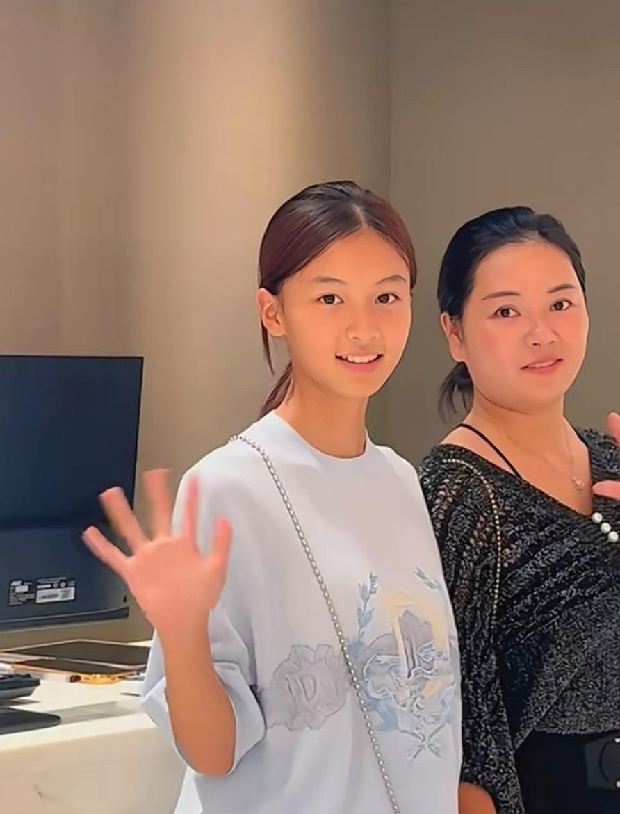 南阳网红七七的骨相脸型五官都很完美啊！我看好多人说她长相一般，可能是因为她属于淡
