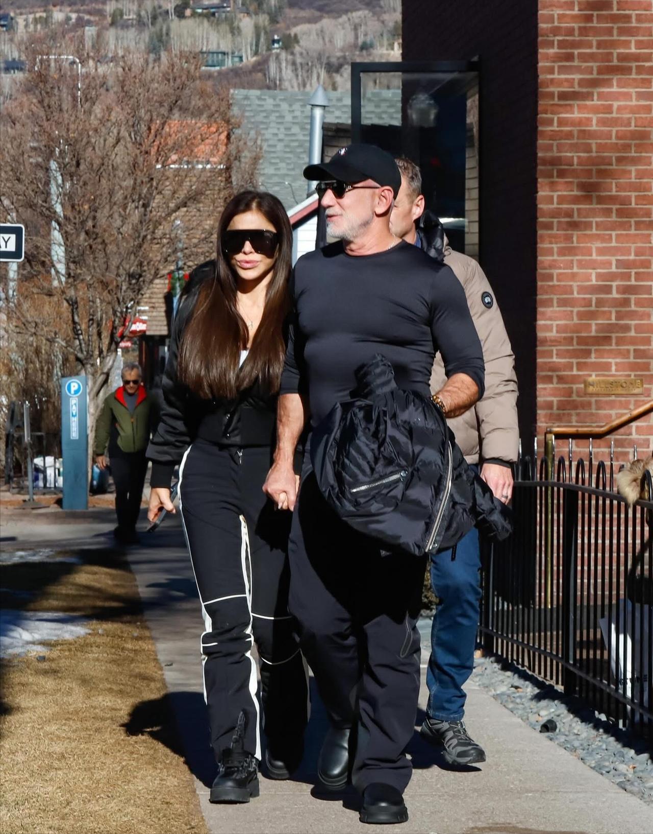 贝佐斯夫妇喜结连理已经半年了，在这短短的半年里，这对夫妻变化还真是不小，但是两人