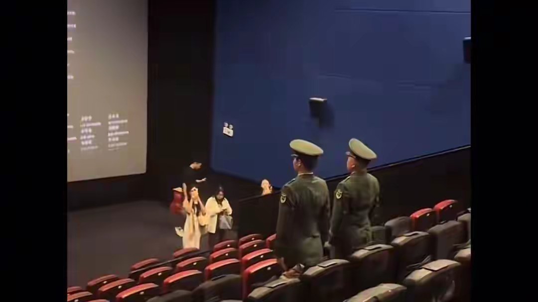 电影731后劲太大了，两名军人看完后起立敬礼，迟迟不愿离去！回头向前走，出口有光