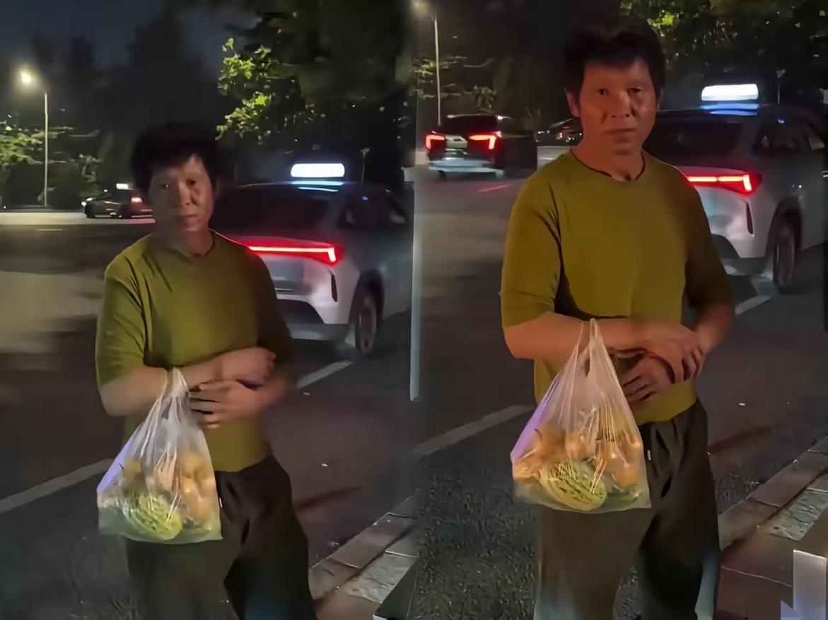 这大姐也太虎了！晚上遇变态男掏……猥亵，她不光不跑，还掏手机录视频，对着