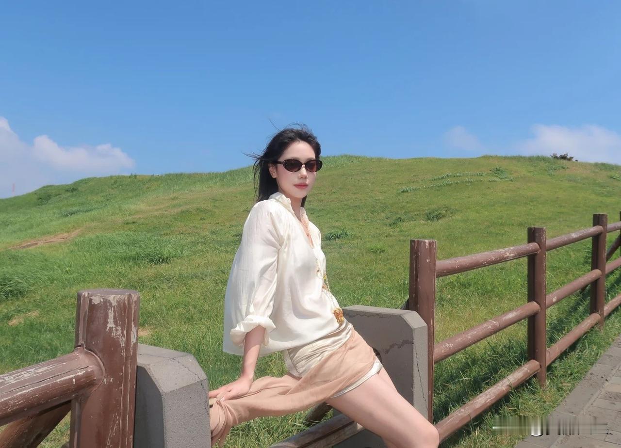 未见其形，先闻其声，飞流倾泻，水雾漫天，震撼至极。