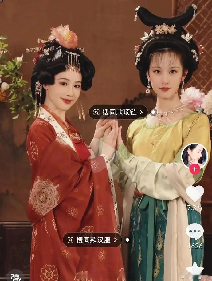 网红与陈都灵古装合照，陈都灵气质清冷出众，网红灵动有余。二者各具风采，难分高下，