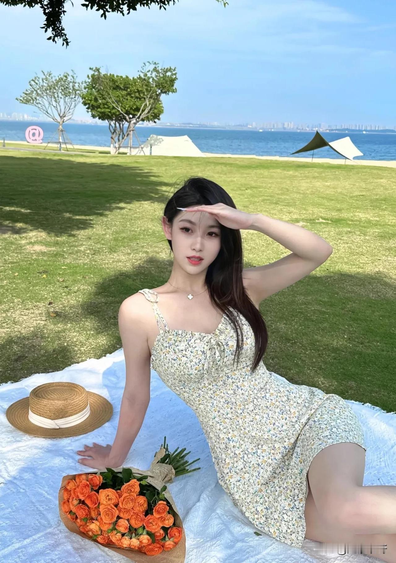 端庄大气的女孩，碎花连衣裙美吗？