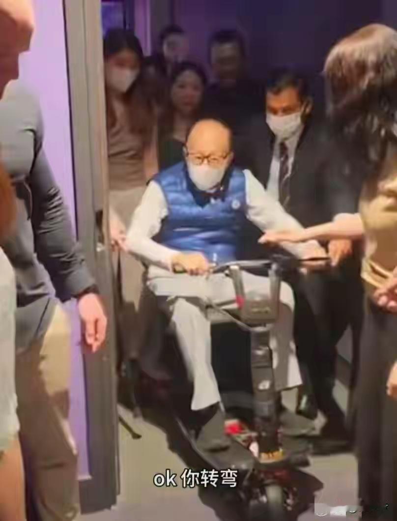 5月10日五月天在香港启德体育场开演唱会，97岁的李嘉诚惊喜现身VIP席。他骑着