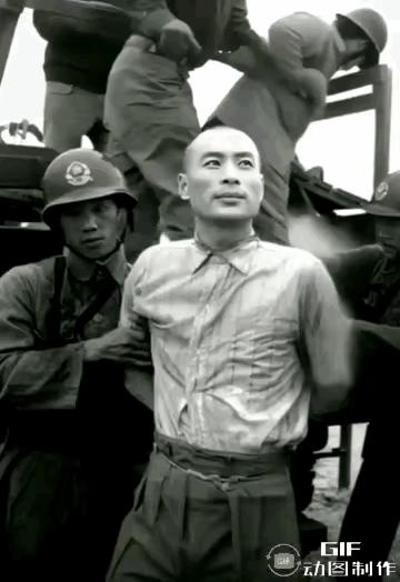 不但吴石将军是孤胆英雄，聂曦烈士也是，这是他就义前的遗照，双眼坚定的望向远方，看