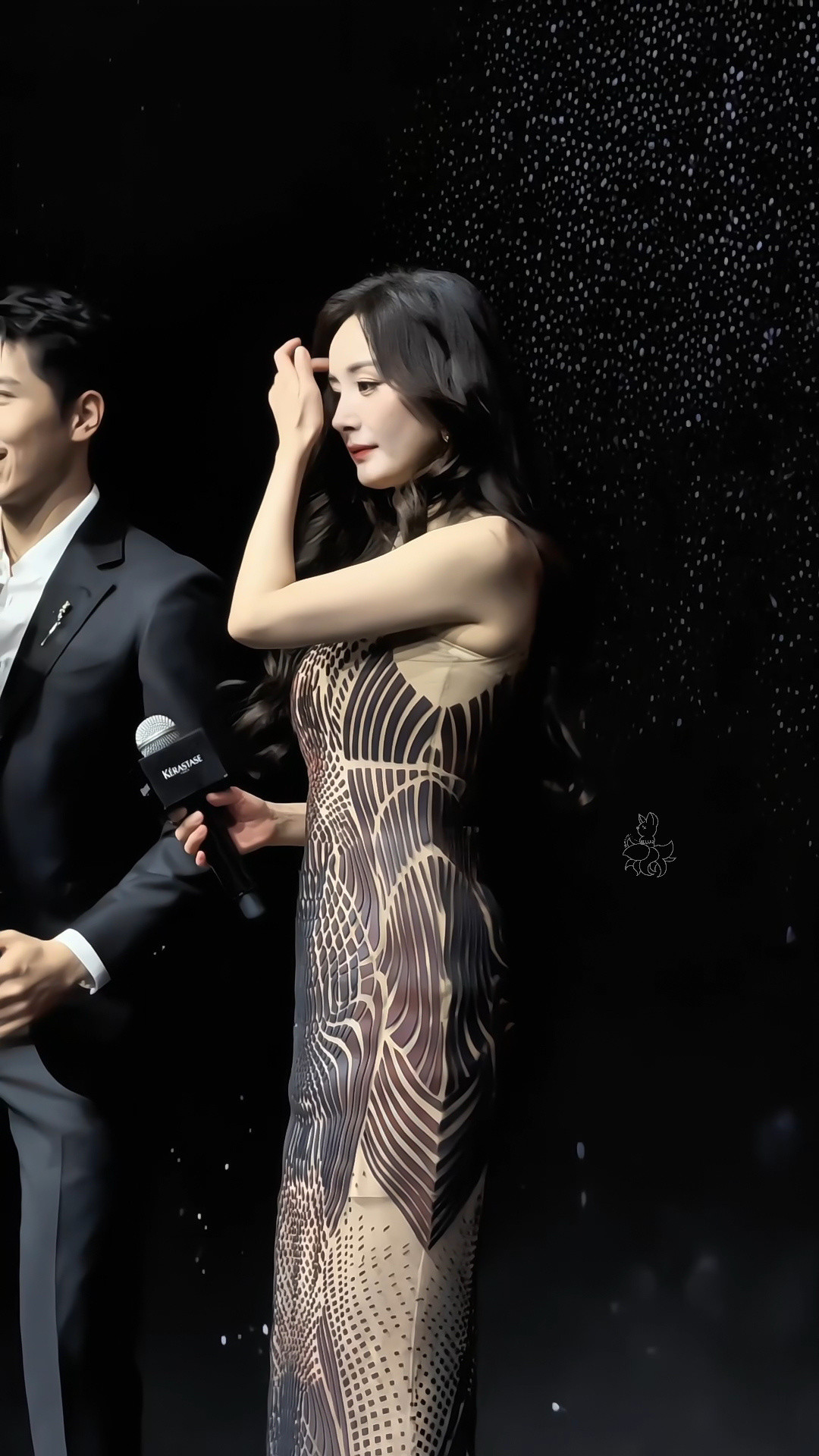 杨幂不经意间露出的红底高跟👠微博夏日颜究所夏日神颜进行曲