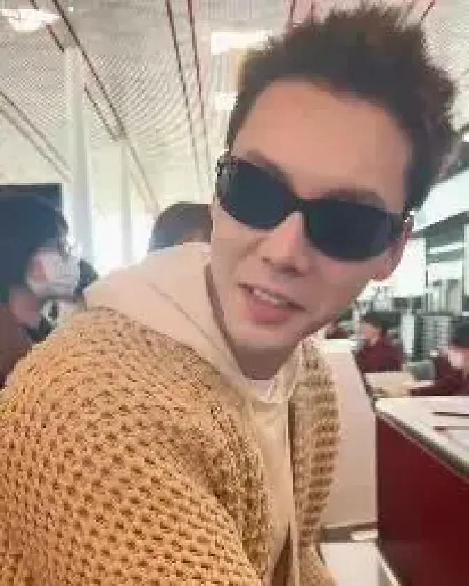 看到陈伟霆那个“懵圈”的热搜，我是真没忍住笑。粉丝追着要“四六级祝福”，他