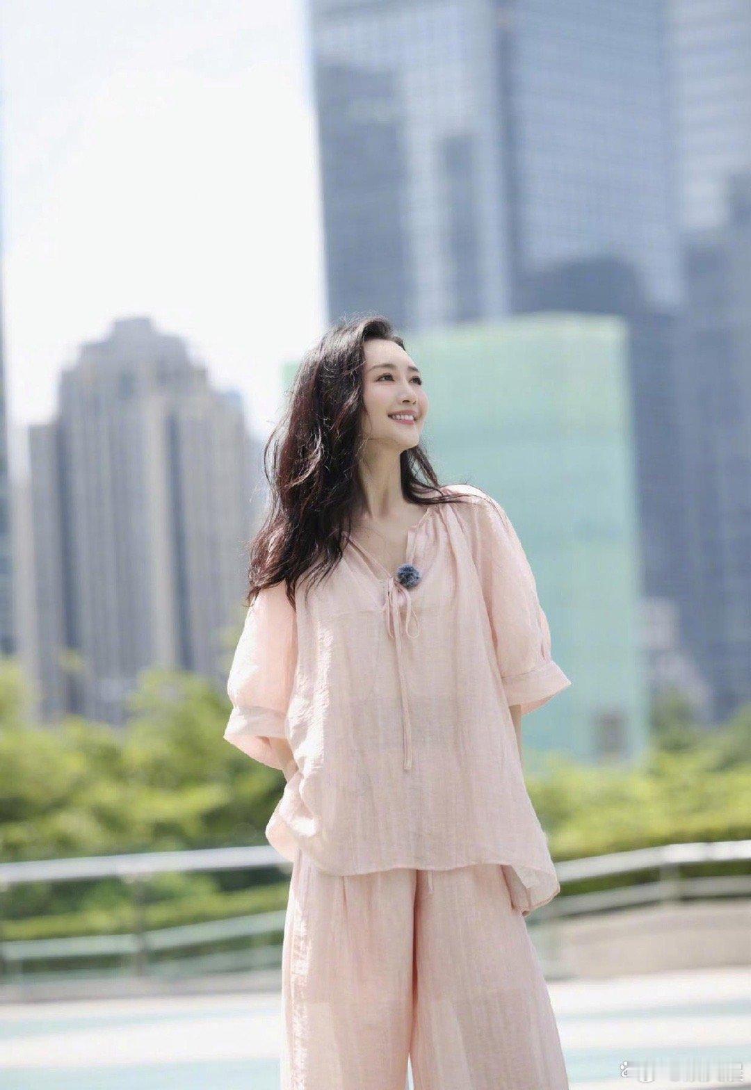 王鸥这组美照简直杀疯了！五官精致气质绝佳，每一张都美得让人挪不开眼，这颜值谁能不