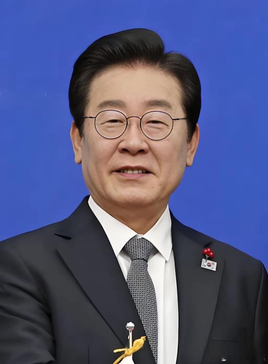 好感度飙升！李在明三件事，彻底刷新中国网友对韩总统认知。最近，韩国总统李在明在中