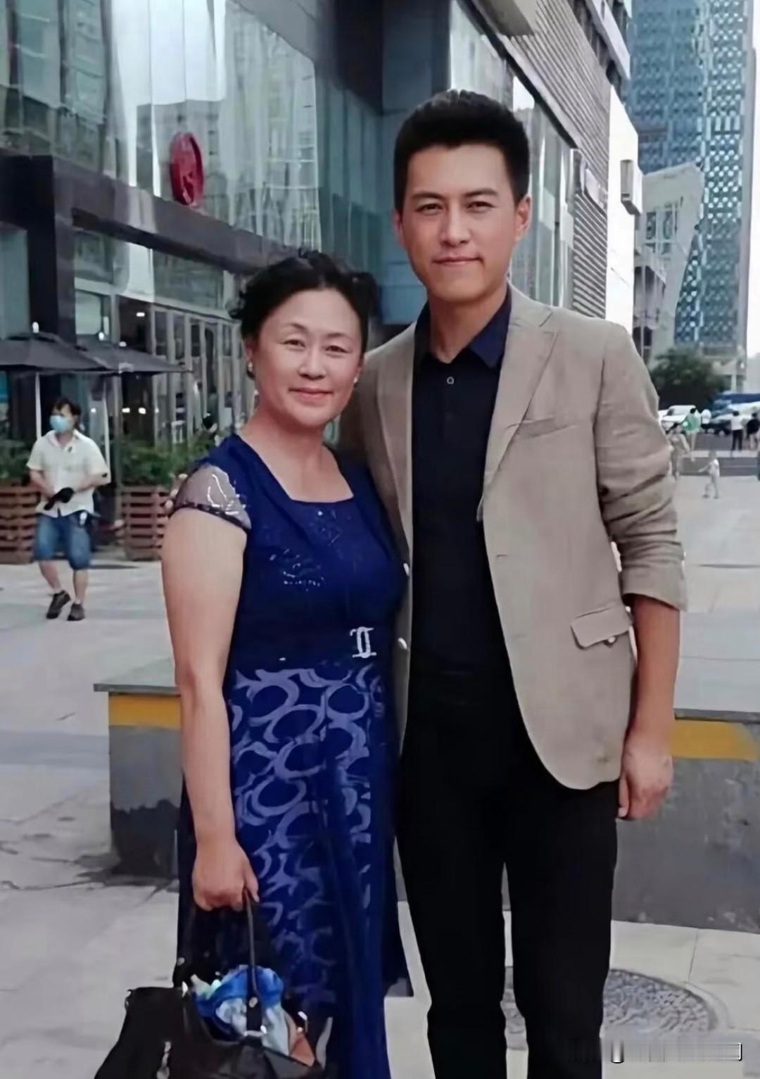 靳东和妈妈的合影，传递出一种温馨的母子情感。靳东的眉眼轮廓、脸型线条，都和母亲