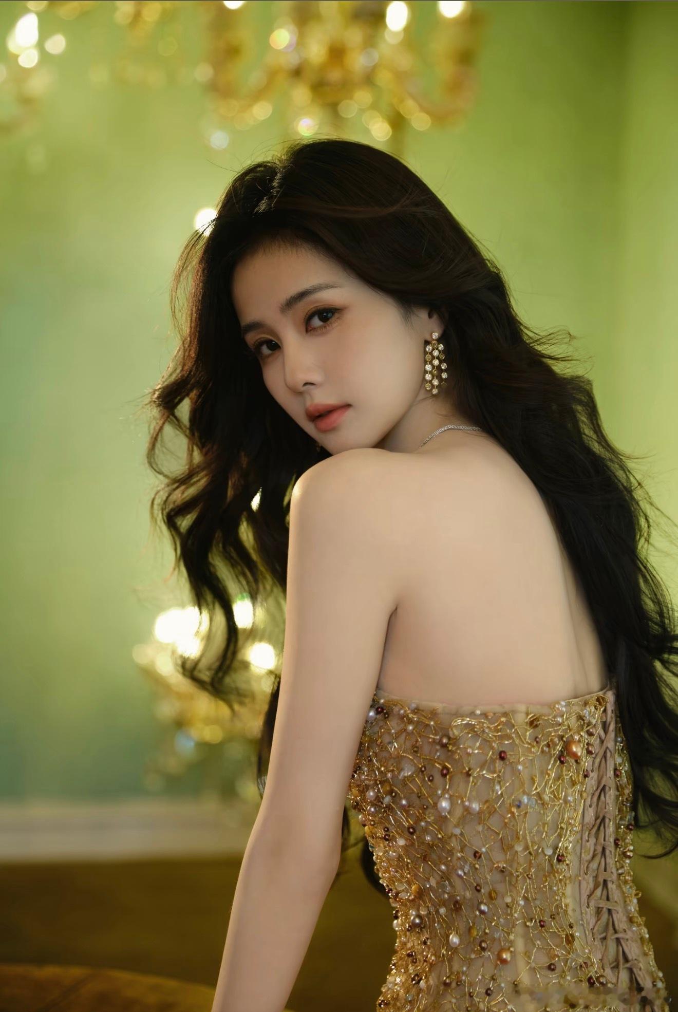 可爱的白鹿，漂亮的白鹿，善良的白鹿，美美的白鹿，乖乖的白鹿，呆呆的白鹿。姐姐我爱