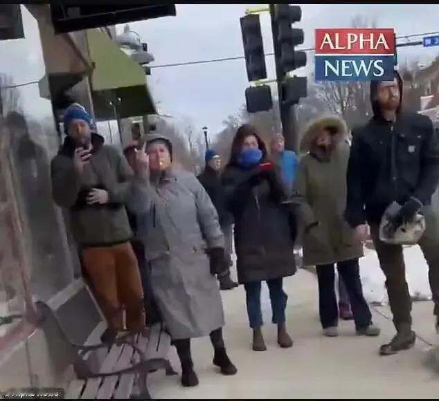 一顿午饭差点吃成“战场”！明尼苏达州一家熟食店里，五名码农刚坐下，就被上百人堵门