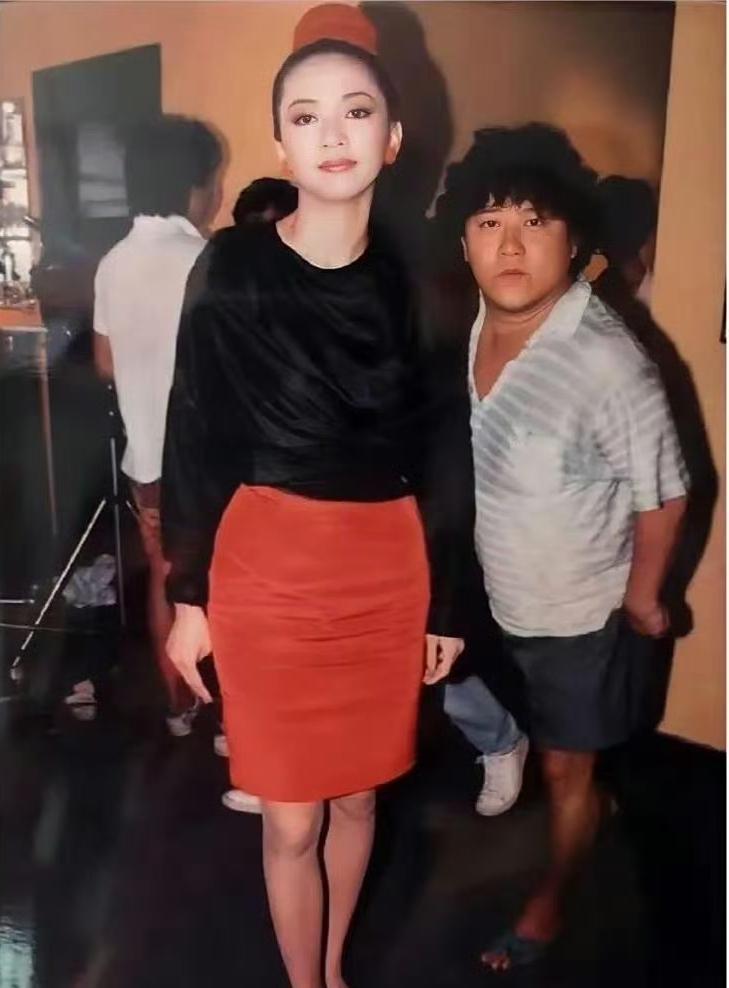 1988年，曾志伟特意溜进片场后台，拽着梅艳芳拍下这张合影。那年梅艳芳25岁
