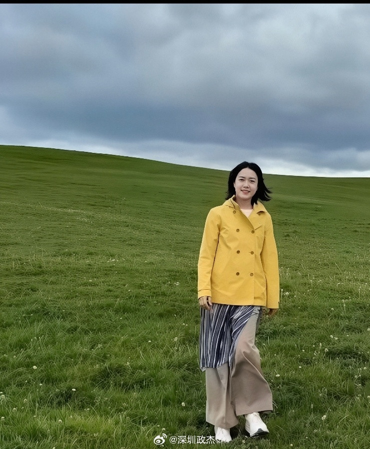 右边翁帆，左边是她侄女，他们说她现在终于自由了，可以拍一些可爱随性的照片了。她还