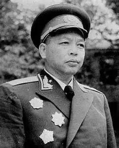 “长官，你找谁？”1950年，广东一位满头白发的老人，对着找上门来的军官卑微地问