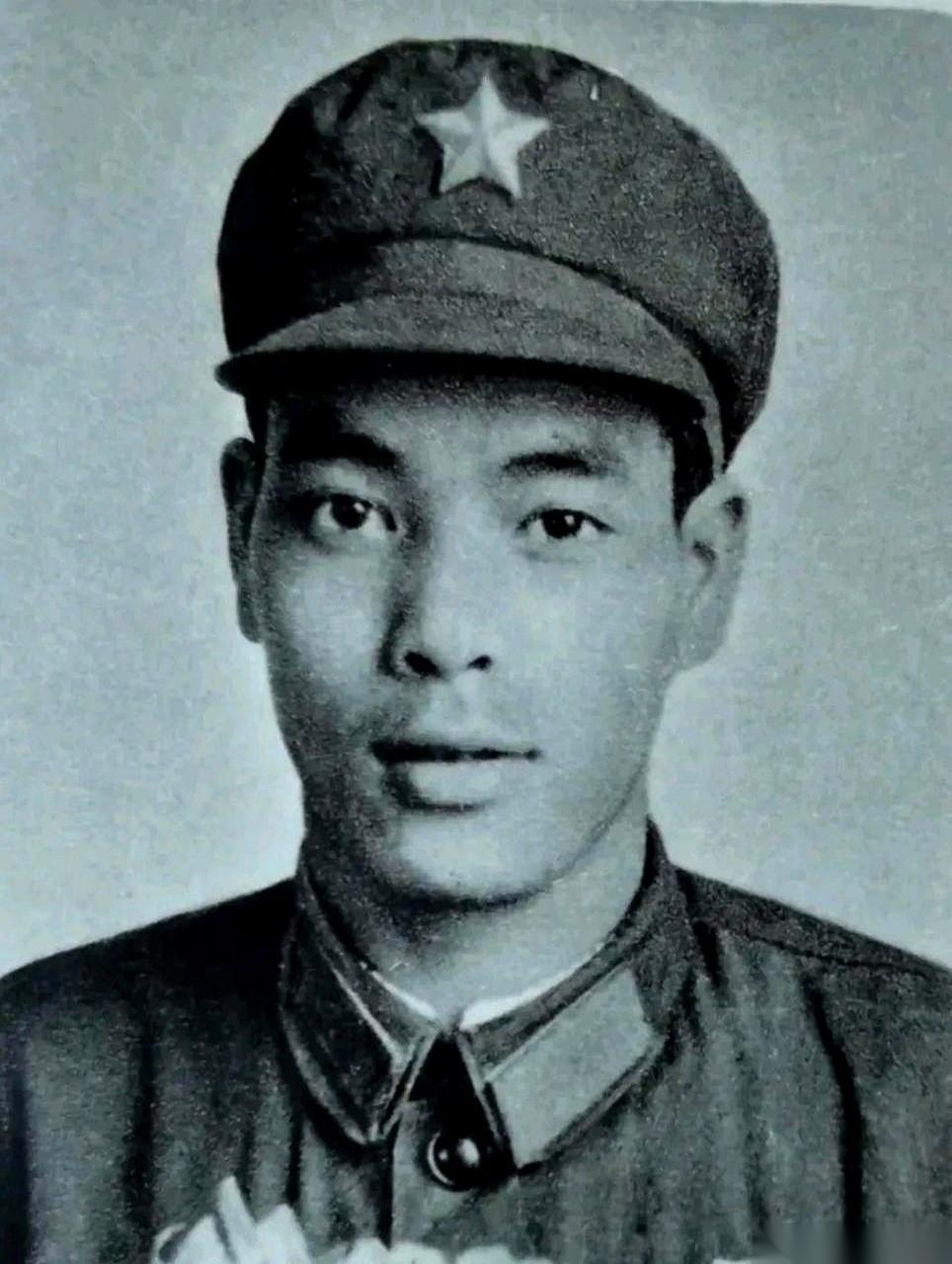 团长举着望远镜，人都懵了。“谁他妈在开炮？！”自己家的炮兵团还在几十公里外的