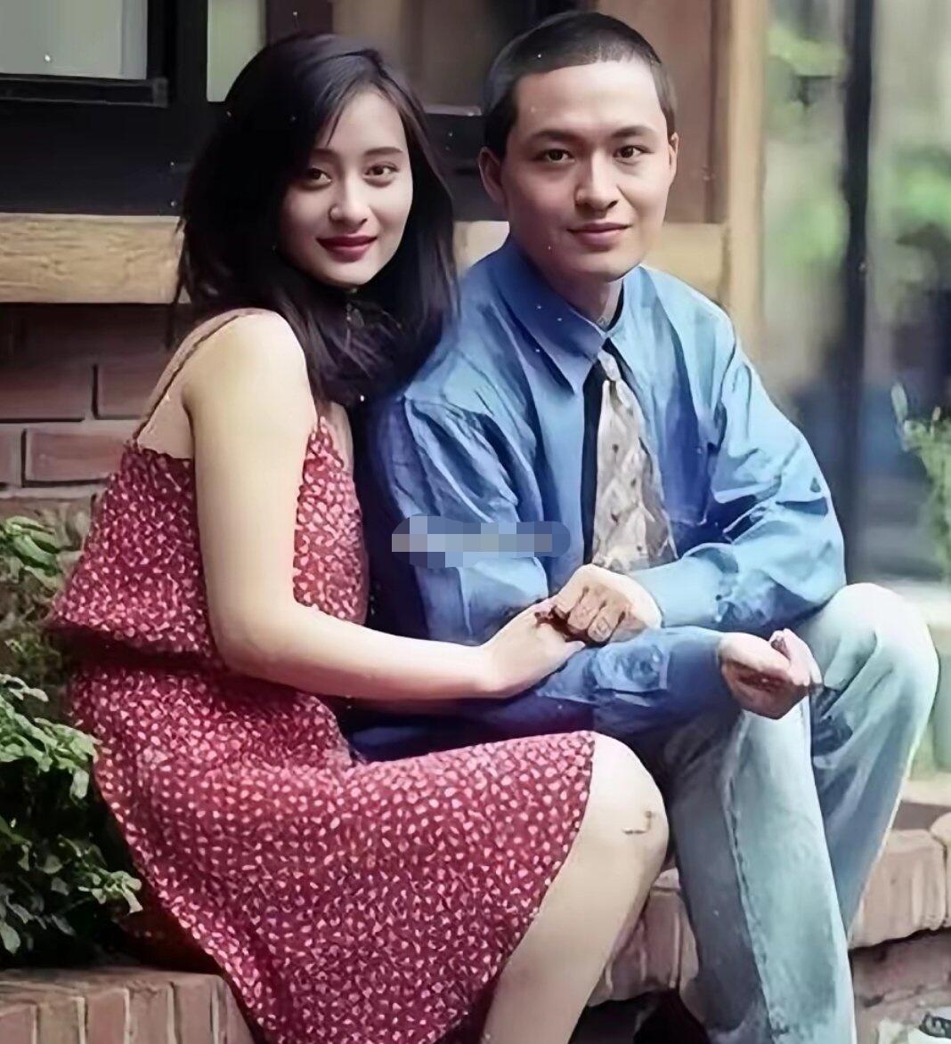女大十八变，其实男人四五十也是会变的，就像照片中的这位男演员年轻的时候多么英俊帅