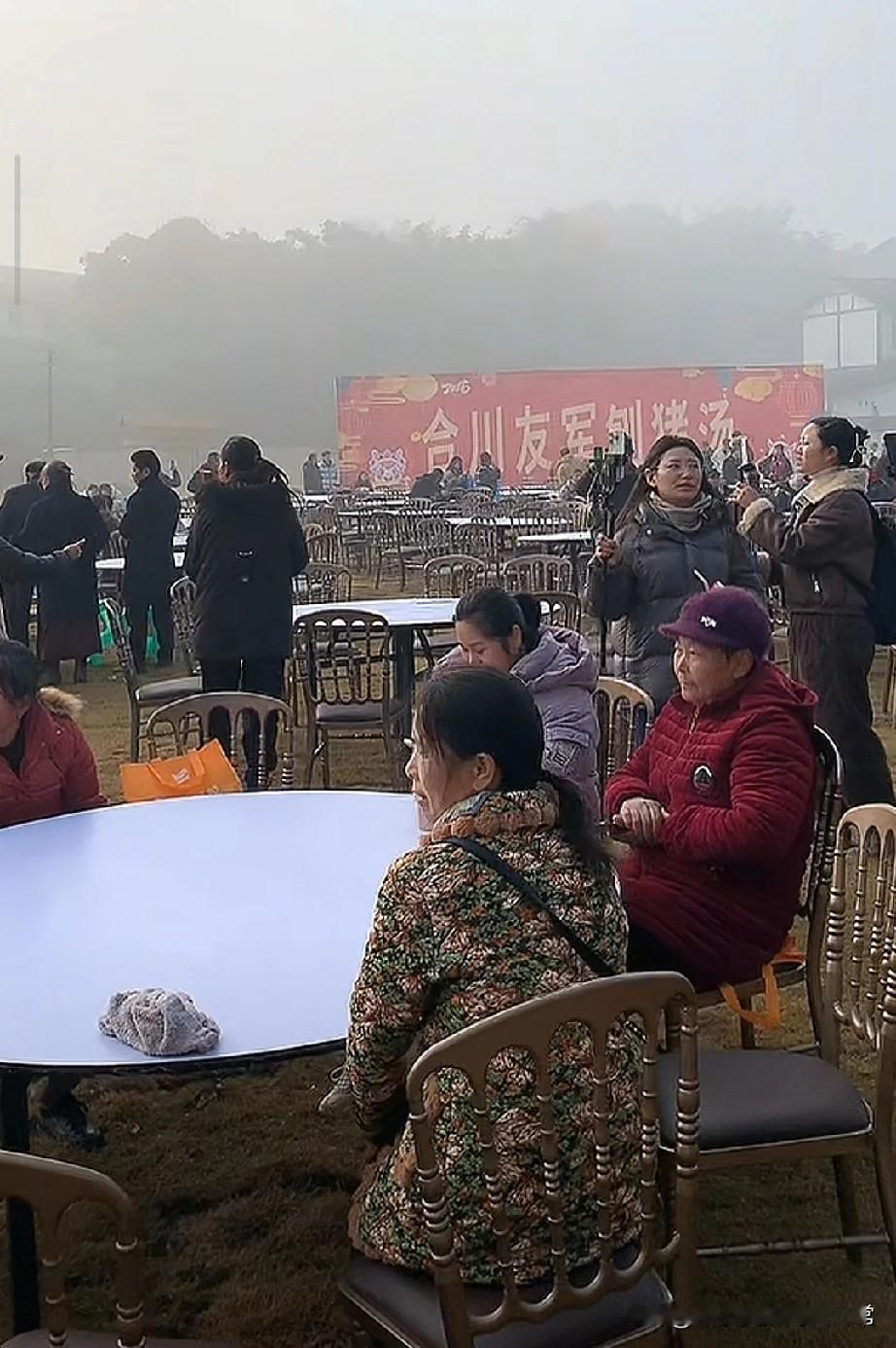 呆呆刨猪饭带火全网，各地跟风搞同款，是真热闹还是蹭流量？合川呆呆的刨猪饭