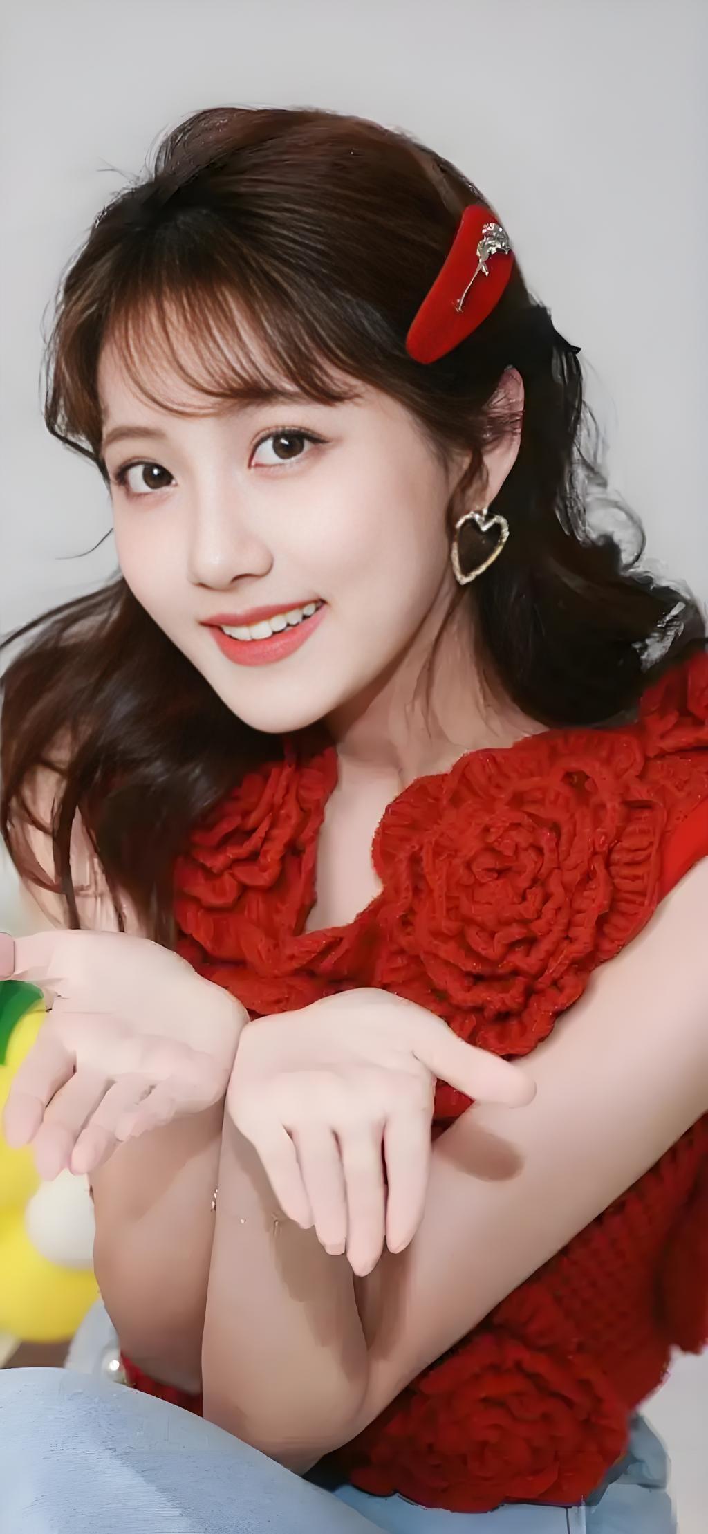 李艺彤写真集光影交织，她姿态万千，或甜美或冷艳，魅力尽显女明星高颜值美女清