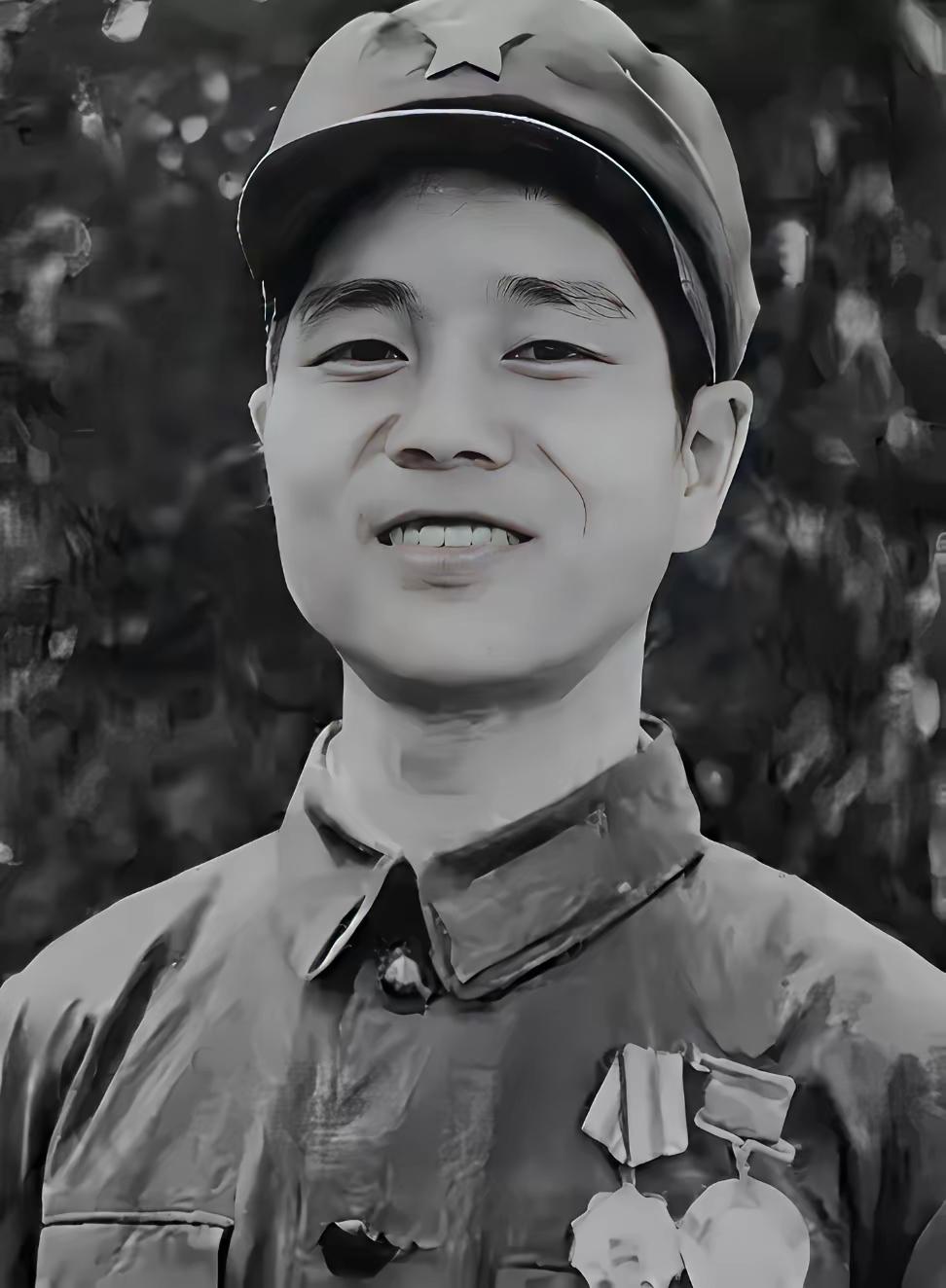 1979年，刘勇抱着一挺轻机枪，摸到越军阵地70米处，对着越军机枪手扫射，谁知子