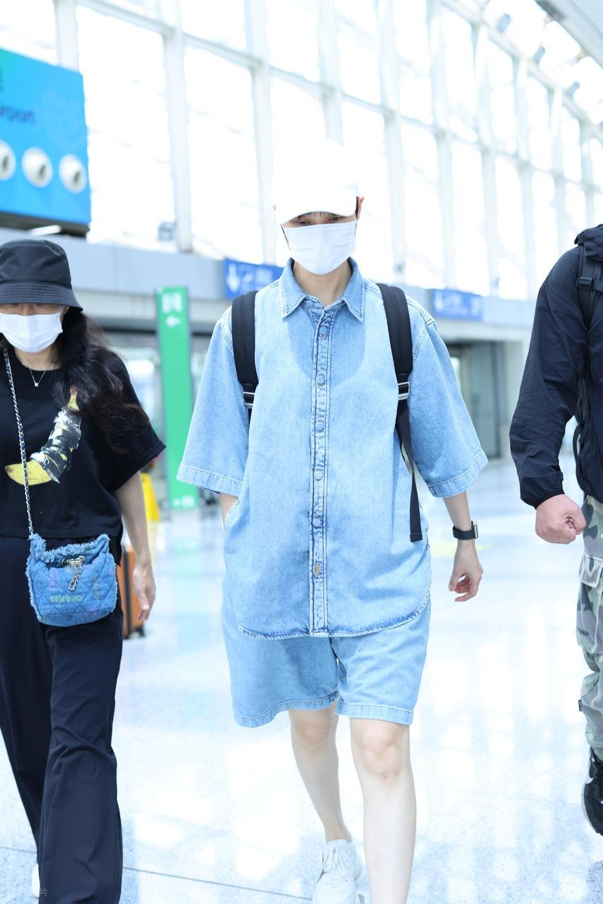 今天李宇春现身北京机场，她这次搭配的很有夏日清凉时尚感，也很有青春之美。她上
