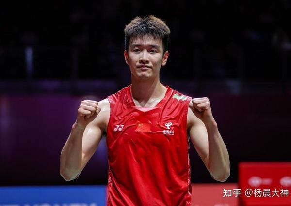 首先我们看看国羽男单上次夺冠是多久的事，2025年冠军昆拉武特、2024年冠军乔