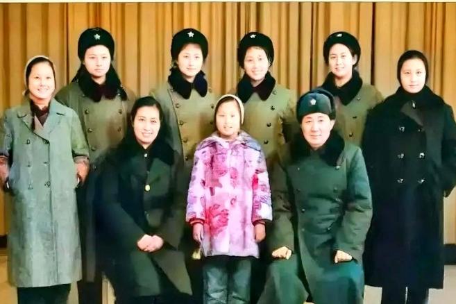 开国少将生了七朵金花，没一个儿子。七姐妹长大后，清一色入了党，扛起枪。有的去