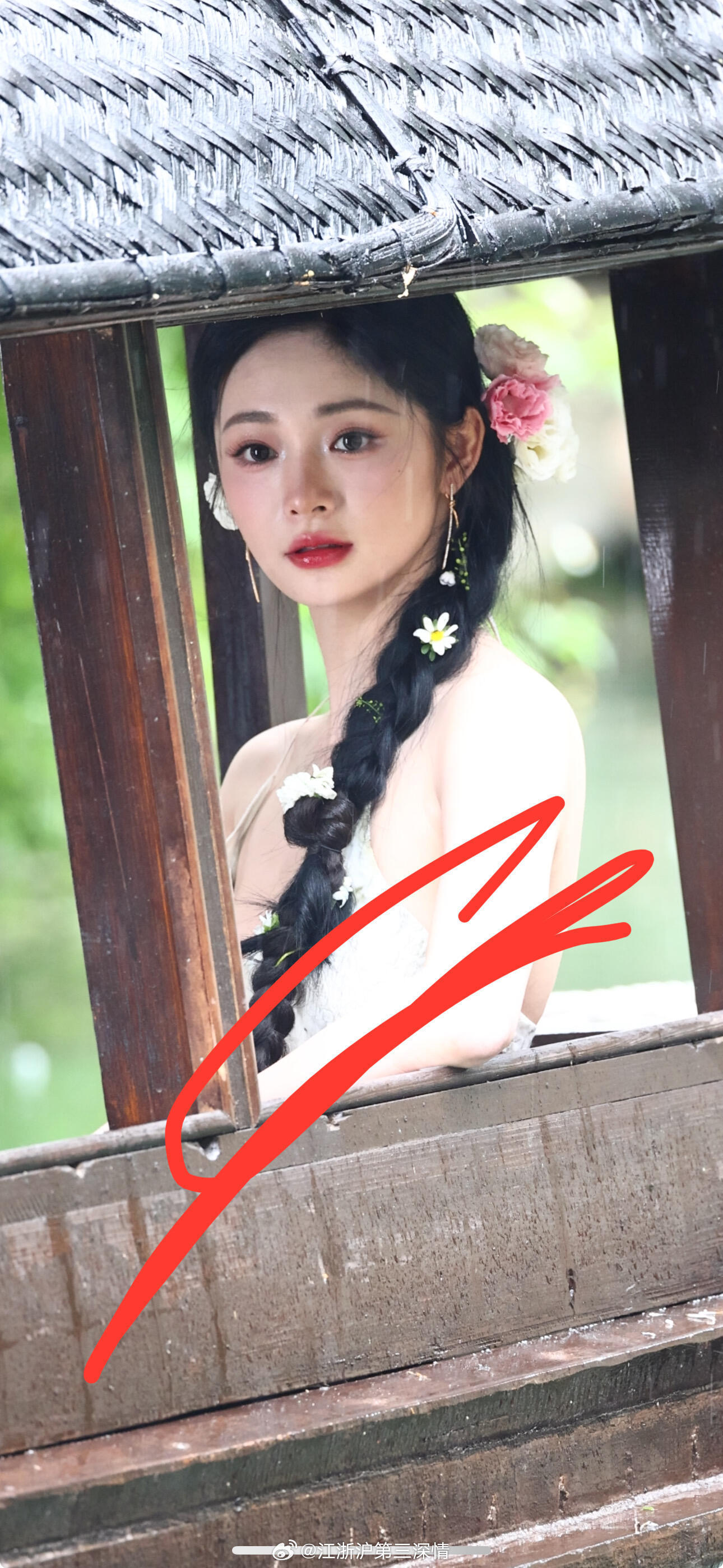 周洁琼江南美人具像化了园林漏窗落下来的光影打在身上，旗袍上的暗纹随着动作若隐若