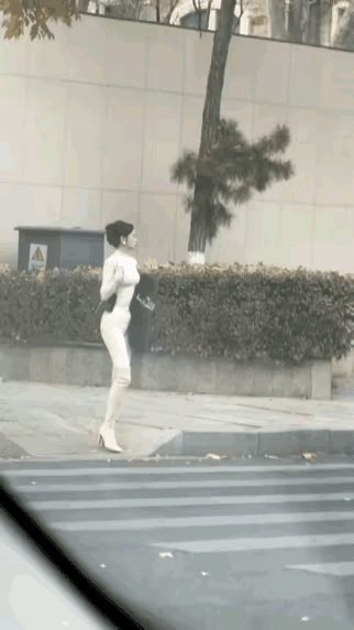 过马路走斑马线，值得点赞👍