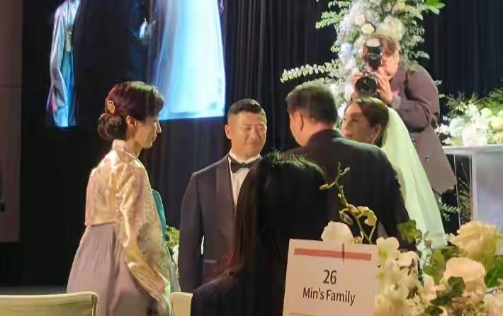 两年前的卢素英，与崔泰源那是难得和谐，为何？因为是小女儿的婚礼，身为父母的他们