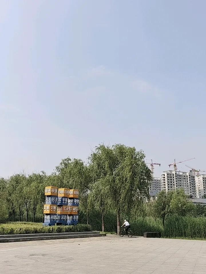 我认为上班，我觉得创业需要有天赋，这是适合少数人的事。大多数人还是适合上班，我是