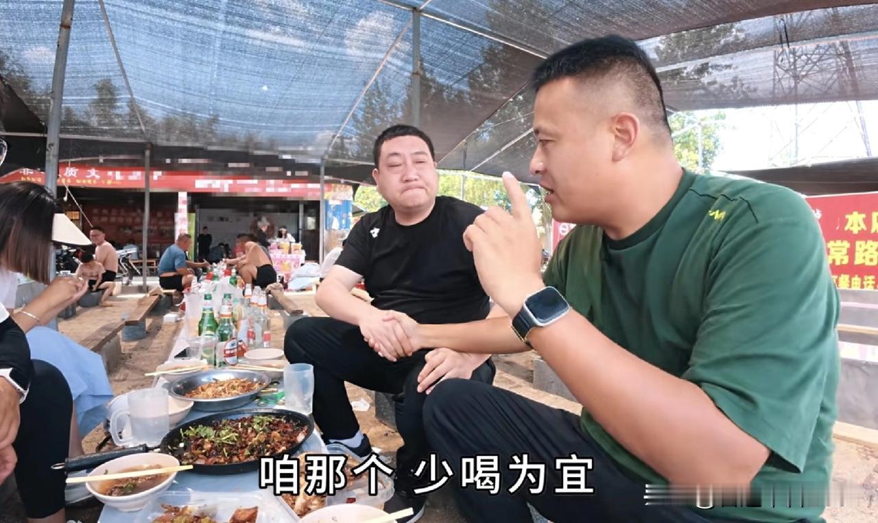 你知道这个黑衣人是谁吗[呲牙笑][呲牙笑][呲牙笑]很多人都认识山东的喷香哥，他可是