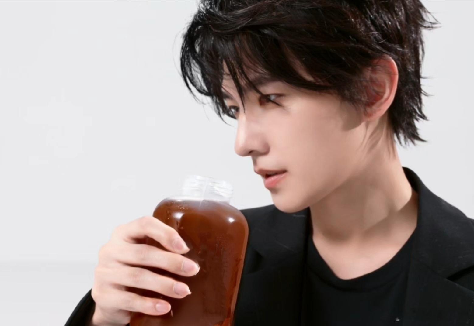 杨洋新造型帅的太客观了救命！杨洋这新造型是谁想出来的天才！长发一披直接美神降临，