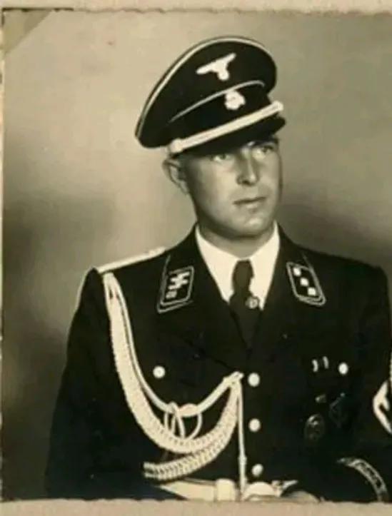 纳粹党卫队早期的M32黑色礼服只有一个肩章，而且是在右边，有人认为这是纳粹为了