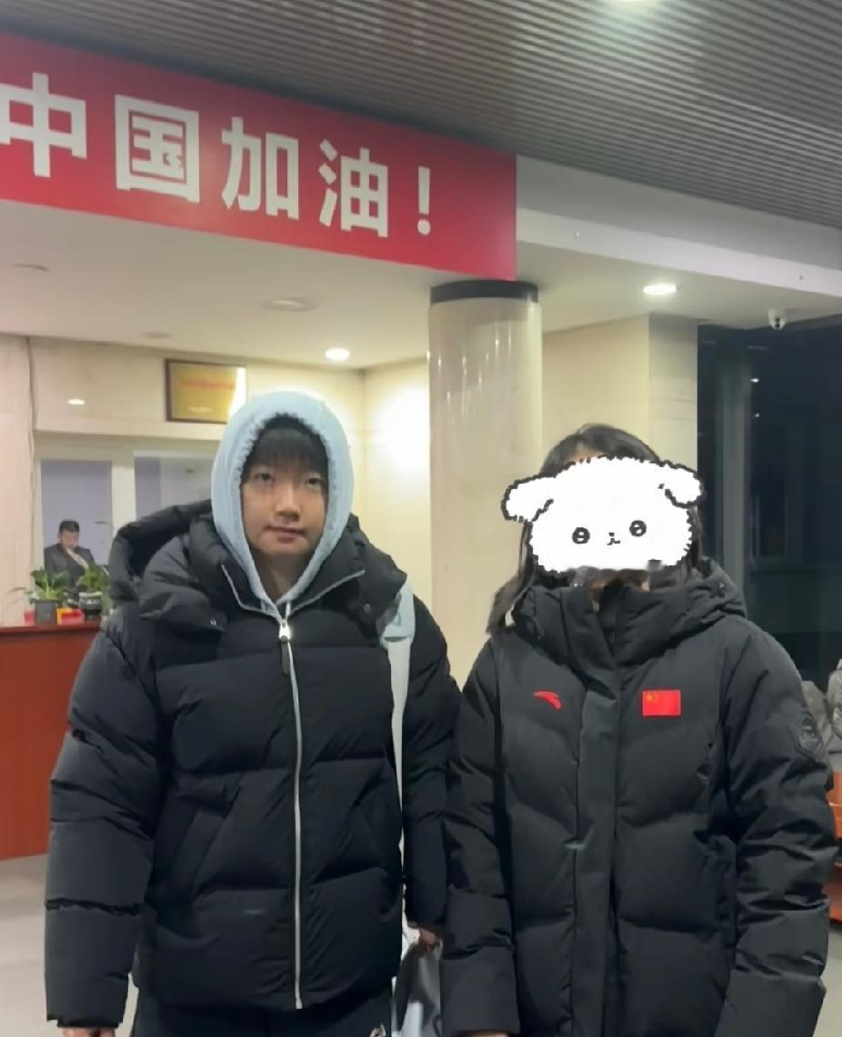 捕捉一只乖乖的莎莎🥰偶然刷到这张合照，孙颖莎也太可爱了！把内搭的帽子直接套在