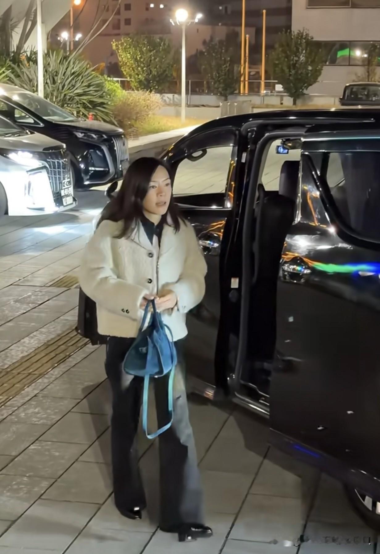 每次看到庾澄庆带着二婚老婆，高调牵手亮相，就会想起那句情感名言，「前人栽树?