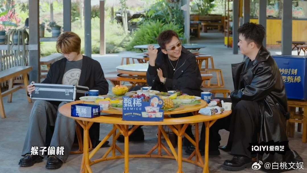 鹿晗好大一口锅陈赫预制弹幕哈哈哈哈哈鹿晗：我抱着箱子想了半天。邓超陈赫：我们玩