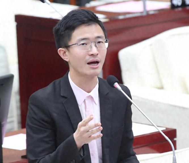 侯汉廷嘴真毒,真怕他上下嘴唇一碰把自己毒倒!侯汉廷这个比喻虽然很尖锐但