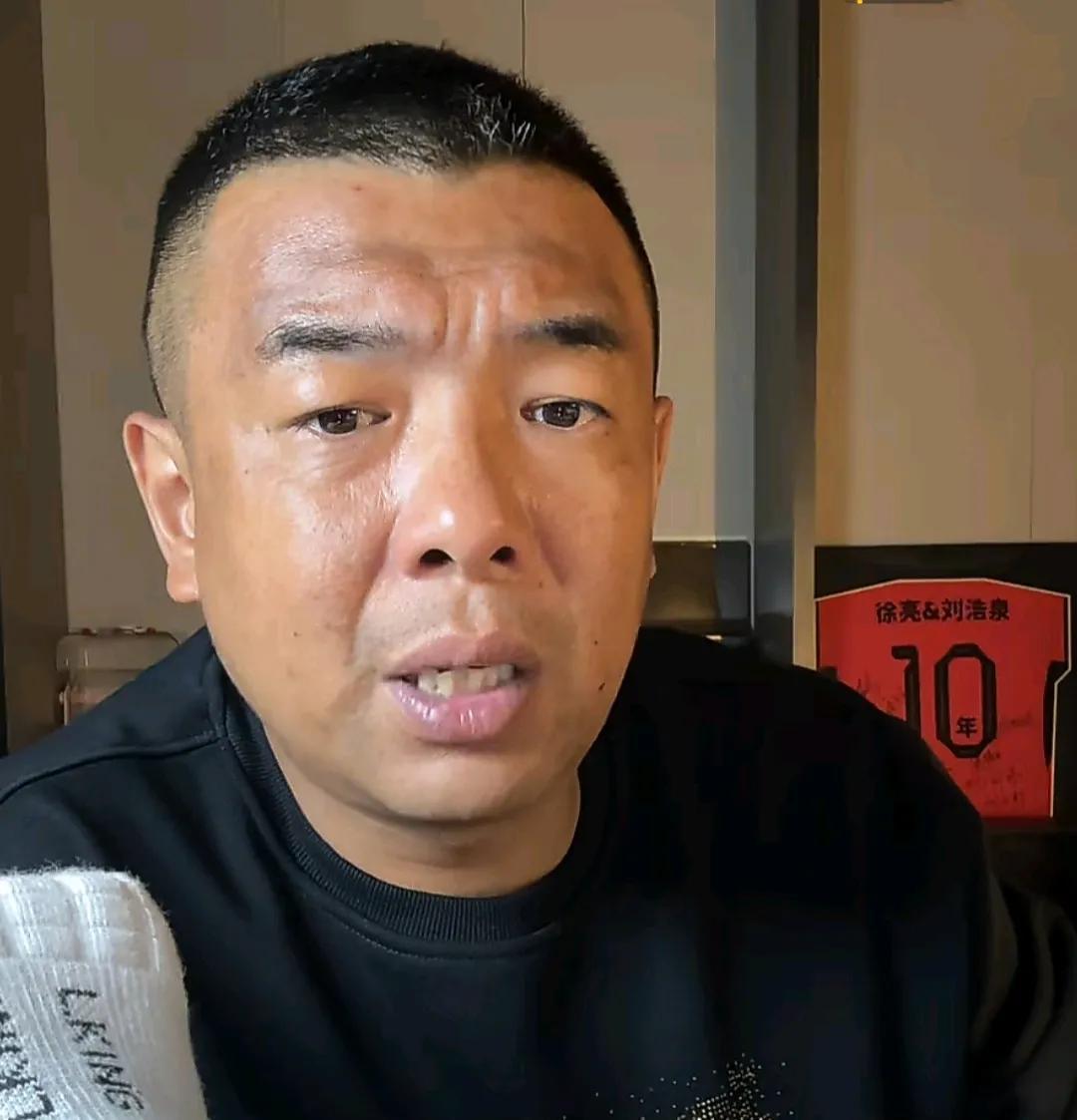 前国脚徐亮批评了u17国足三名球员的表现。他在观看U17国足的比赛直播时坦言，