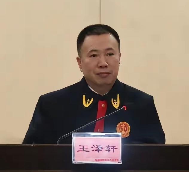 今天刷到的这个贪腐案例，属实是把“离谱”两个字焊死了，完全是刷新认知的程度。